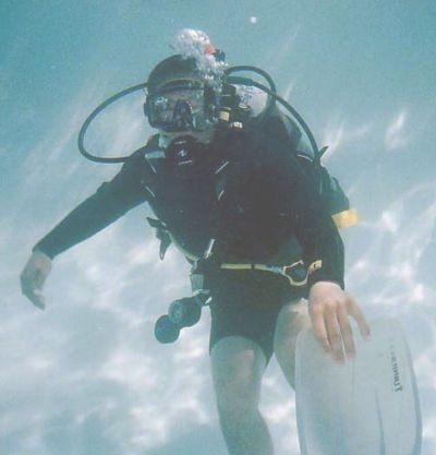 diver relieving a leg cramp