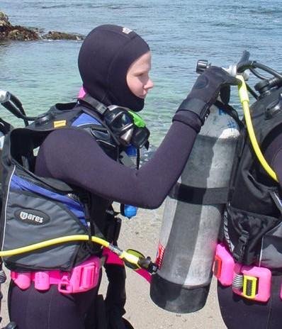 divers performing buddy check