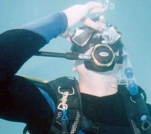 diver clearing mask