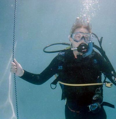 Disoriented diver using ascent line