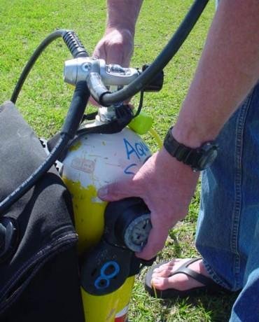Holding SPG gauge face against cylinder when opening tank