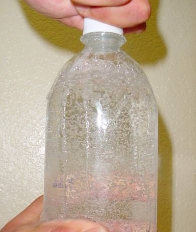 Bubbles expanding when opening bottle of carbonated water